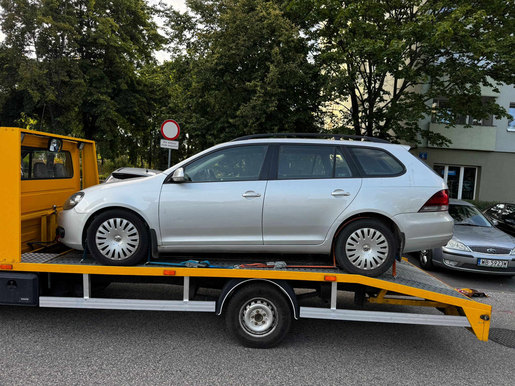 srebrne auto osobowe ładowane na lawetę przez Skup Aut Wilanów w Warszawie